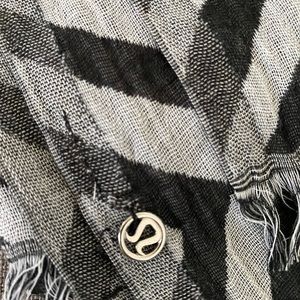 Lululemon Find Your Ohm Blanket Scarf LARGE